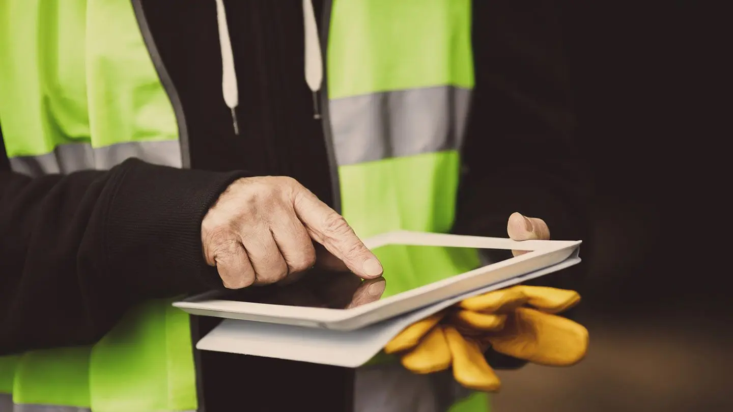 Handwerker am Tablet
