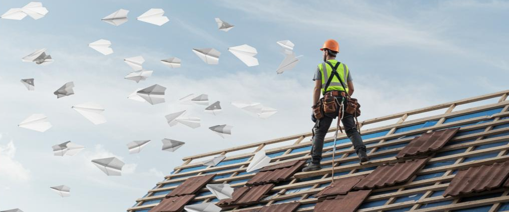 Dachdecker lässt Papierkram fliegen