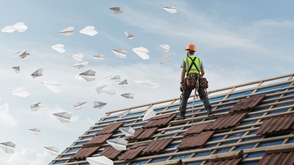 Dachdecker lässt Papierkram fliegen